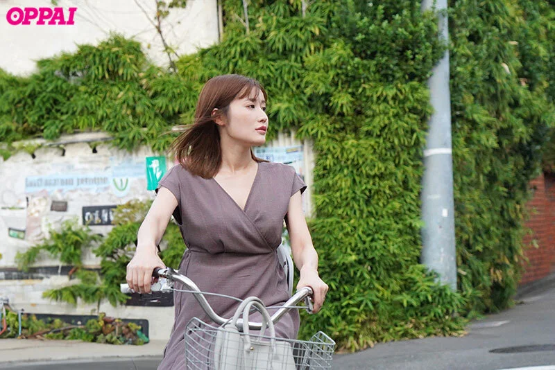 子供を保育園に送迎後の9時間。送迎で汗ばんだママチャリ人妻の乳首こねくり回しビンカン即イキ早漏体質に開発して何度も何度も生ハメした 藤森里穂4